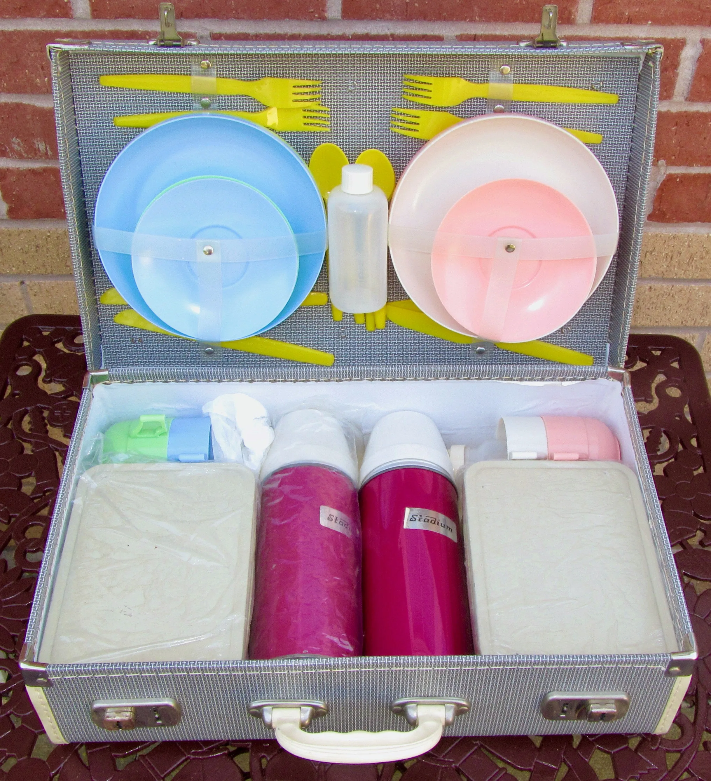 1950s Stadium Country Life Picnic Set Travel Case With 4 Place Settings In Plastic